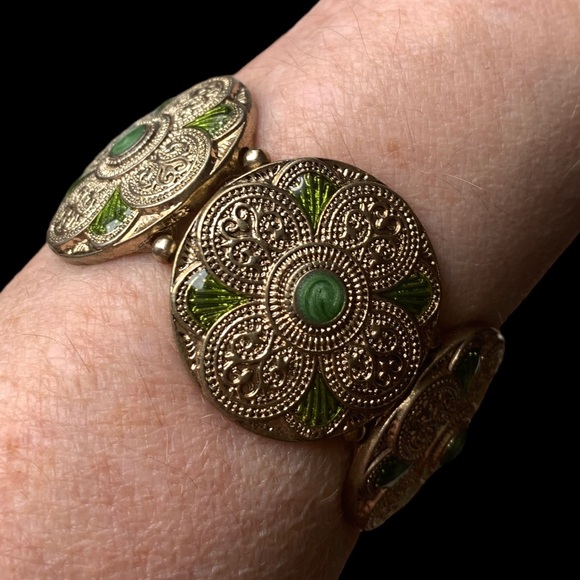 Vintage Green Enamel Gold Tone Medallion Stretch Bracelet Woman’s Jewelry - Picture 3 of 7